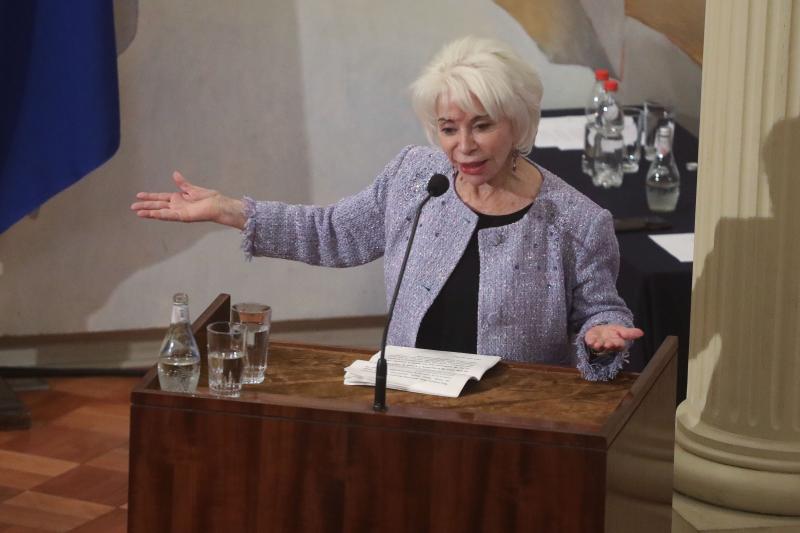 La rectora de la Universidad de Chile, Rosa Devés, entrega la condecoración Medalla Rectoral a la escritora, Premio Nacional de Literatura 2010, Isabel Allende, en el salon de Honor de la casa central de la Universidad. Créditos: Agencia Uno.