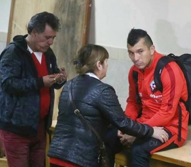 Gary Medel y sus padres | Instagram