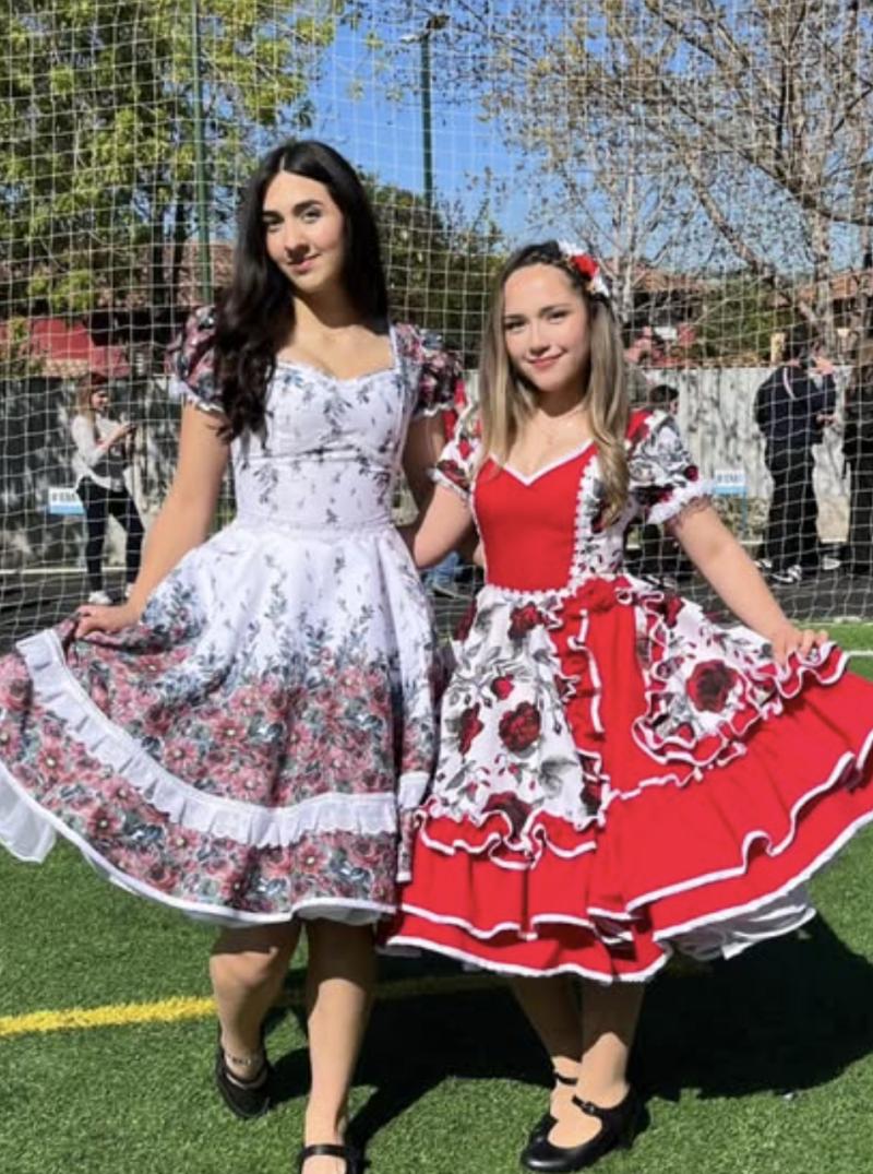 Hija de Michelle Adam en su baile típico.