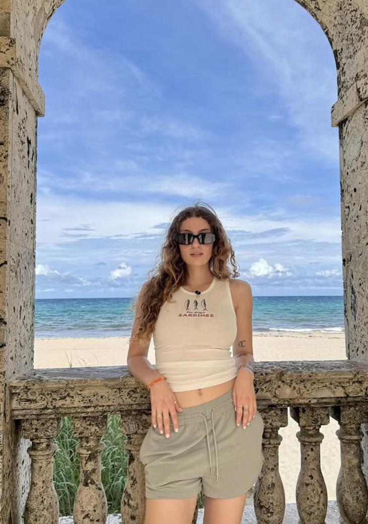 Hermana menor de Fran Maira.