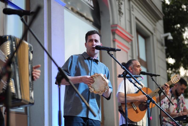 Nicolás Poblete se lució en "esquinazo musical" - Instagram @culturaprovidencia