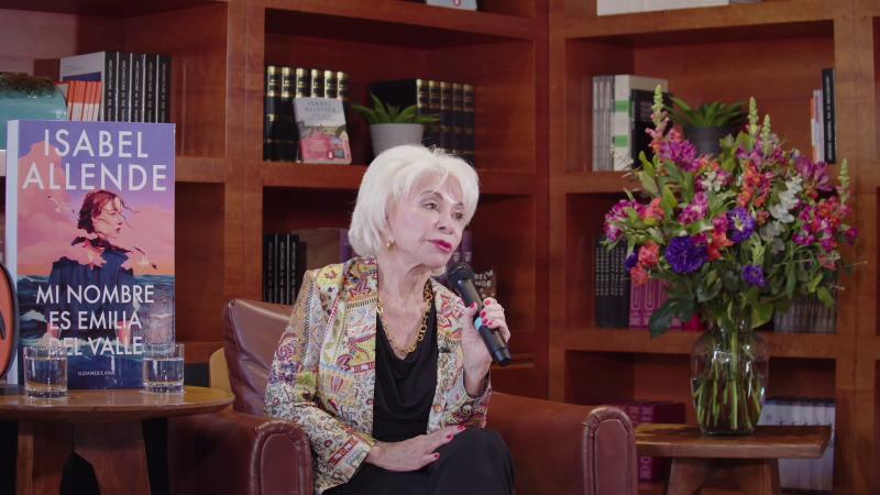 Autora chilena Isabel Allende en conferencia de prensa de su libro "Mi nombre es Emilia del Valle". Créditos: Penguin Random House Chile.