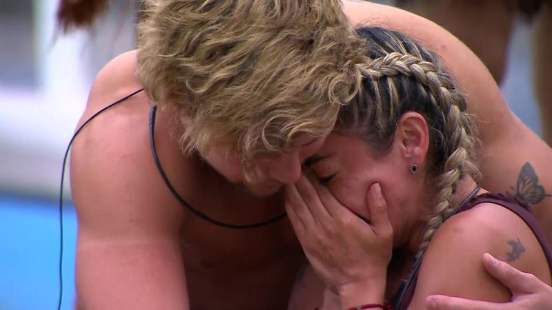 Diego consuela a Evelyn