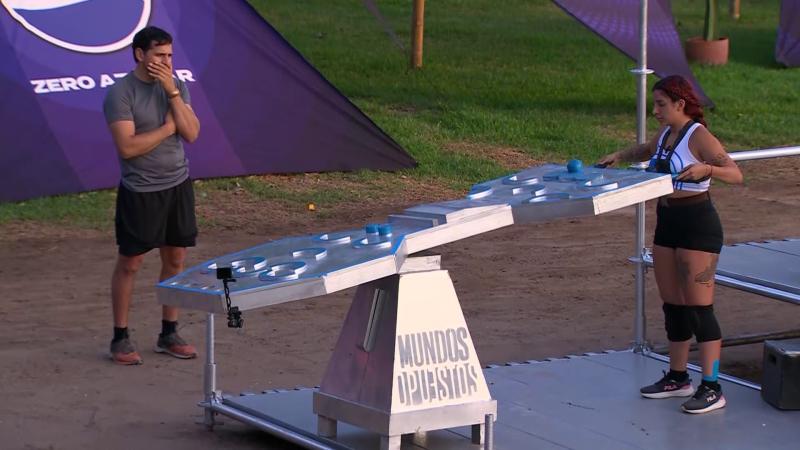 Chilota compitiendo mientras Pangal la ayuda