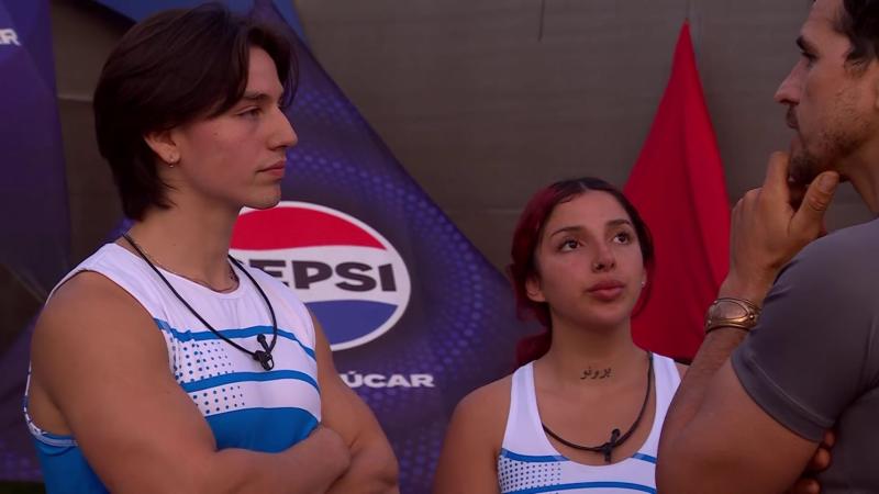 Pangal le llama la atención a Chilota y Alan