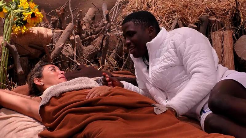 Mike le cuenta a Evelyn cómo se hizo conocido y su conflicto con Reino Unido en Mundos Opuestos