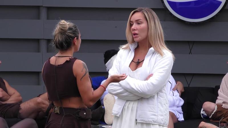 Evelyn y Valentina discuten