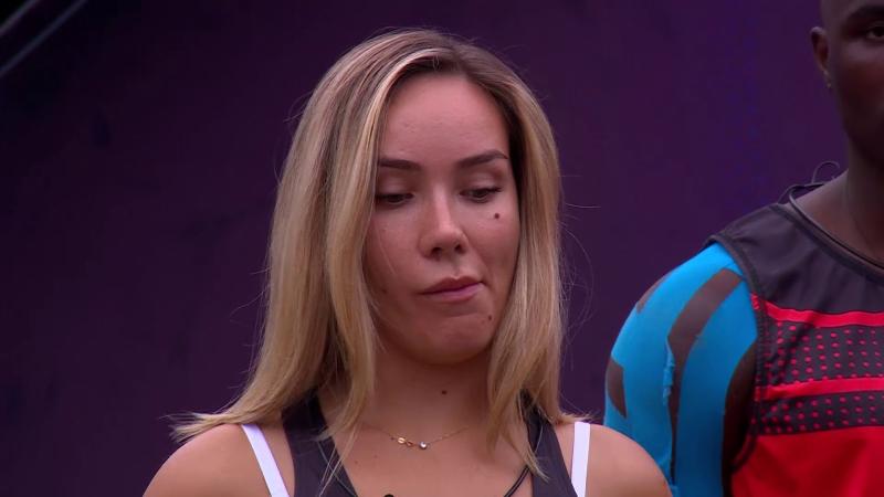 Muecas de Valentina escuchando las disculpas de Jota