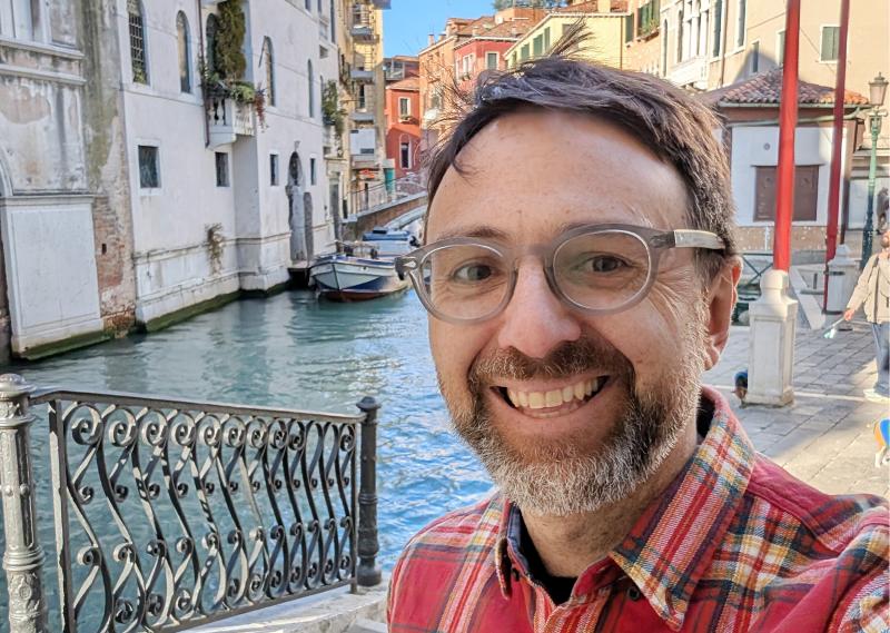 Marcelo Kiwi en "Siempre hay un chileno", Venecia. Créditos: Canal 13