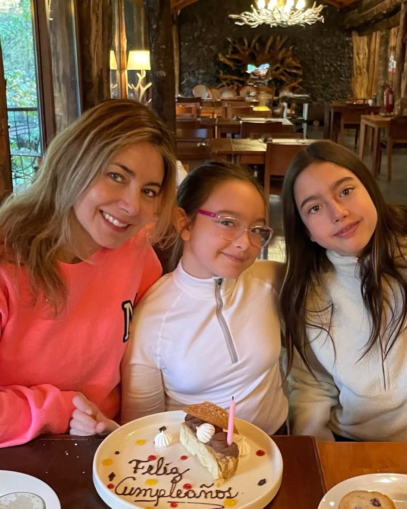 Mónica Godoy y sus hijas junto a Nicolás Saavedra | Instagram