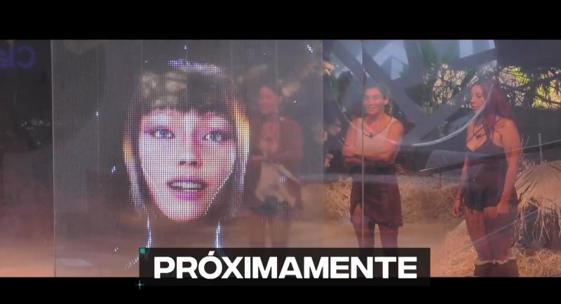 Atenea habla con Chilota, Evelyn y Nacha en Mundos Opuestos