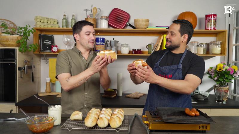 Nicolás Guzmán y Marcos Somana nos enseñan a hacer choripanes caseros. Créditos: 13C