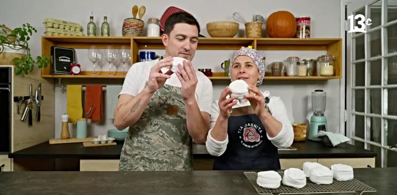 Nicolás Guzmán y Tía Jasnita en Hacedores de Pan prepararon chilenitos y alfajores. Créditos: 13C