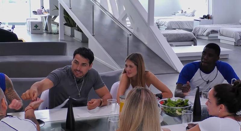 Pangal reparte piedra ágata en el Futuro y al lado está Disley