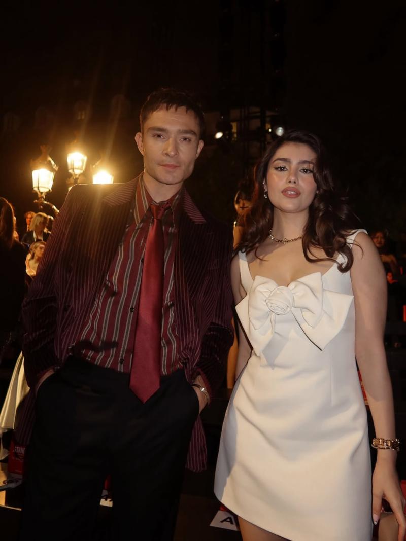 La influencer Isabel Calvo estuvo en el Paris Fashion Week y posó con Ed Westwick - Instagram