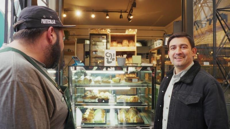 Nicolás Guzmán conoce cafetería y panadería Batard. Créditos: 13C