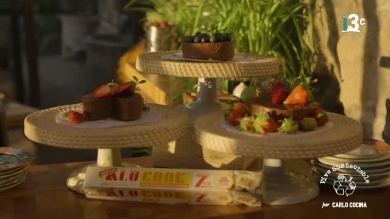 Bizcocho de chocolate con manzana y berries. Créditos: 13C