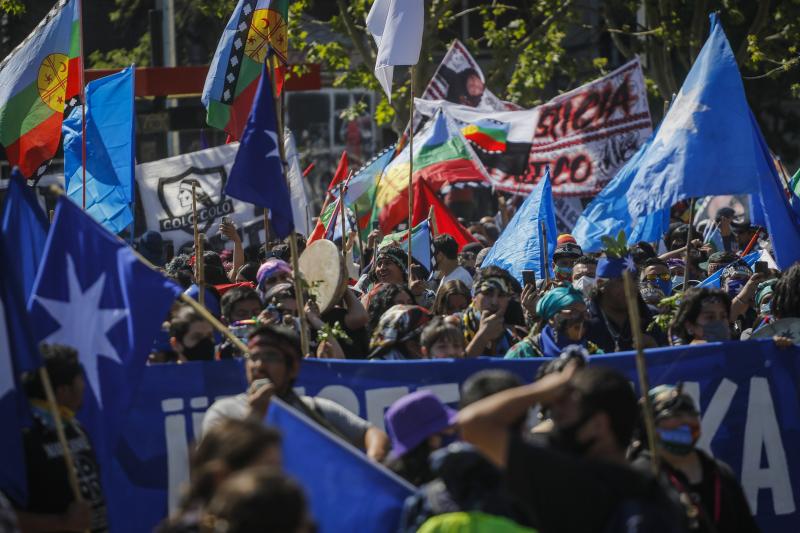 Marcha por la resistencia mapuche en el Día del Encuentro de Dos Mundos - Agencia Uno