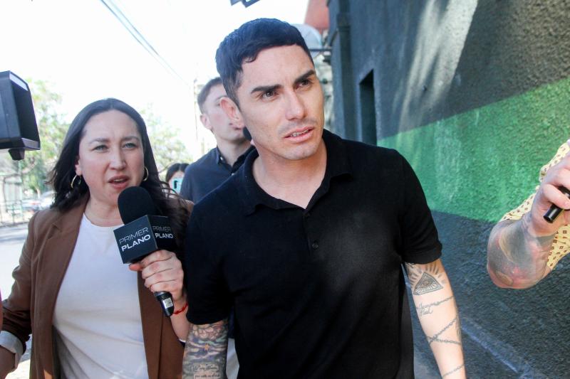 Jean Paul Pineda saliendo del control de detención - Agencia Uno