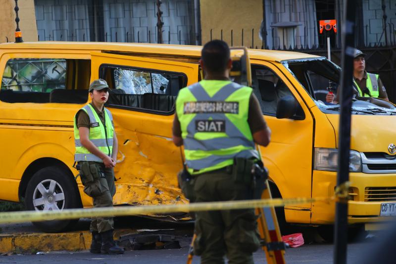 Furgón escolar fue impactado por acto con delincuentes.