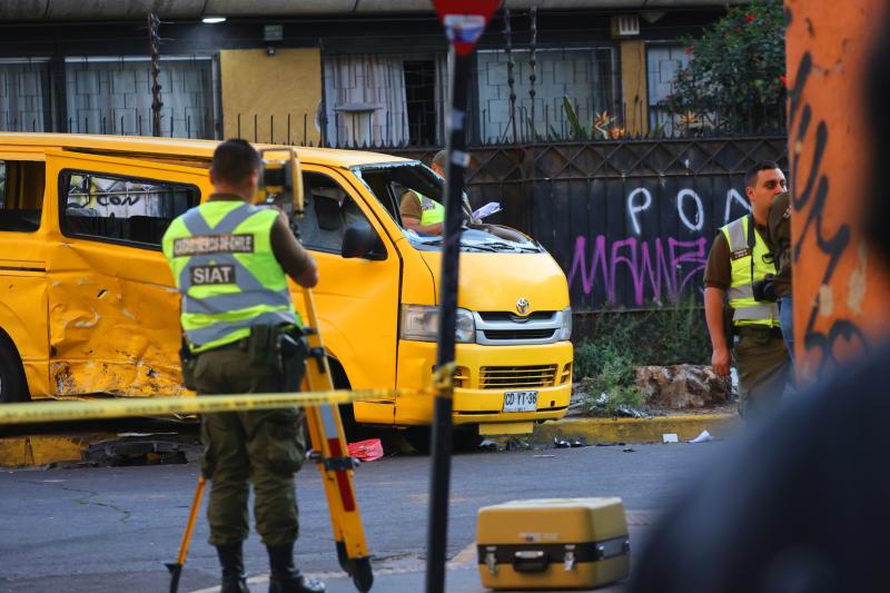 Recoleta: delincuentes chocan furgón escolar y menor de 12 años pierde la vida - Aton.