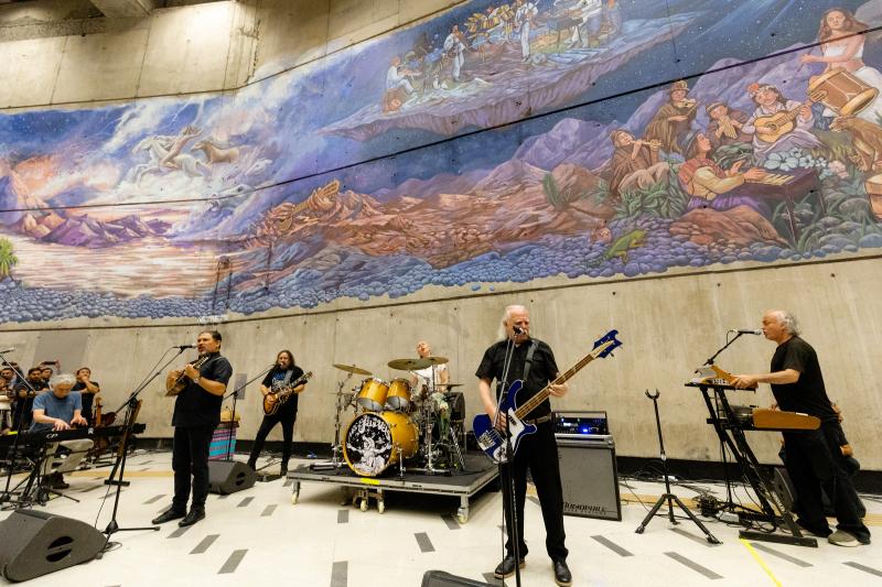 Los Jaivas en la inauguración de su mural diseñado por pintor chileno René Olivares. Créditos: ATON