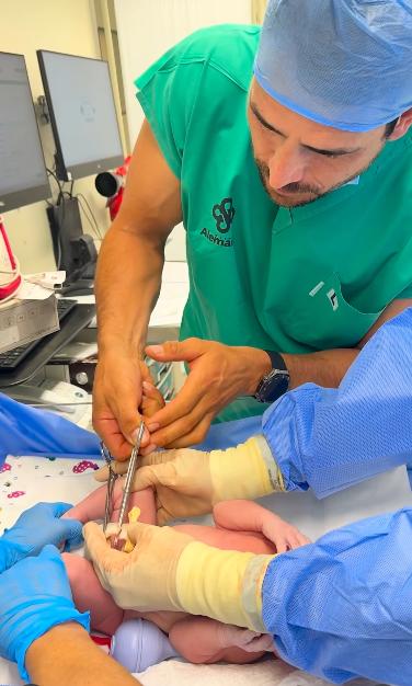 Pangal Andrade cortando el cordón umbilical de Alanna - Instagram