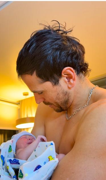 Pangal Andrade cargando a su hija - Instagram