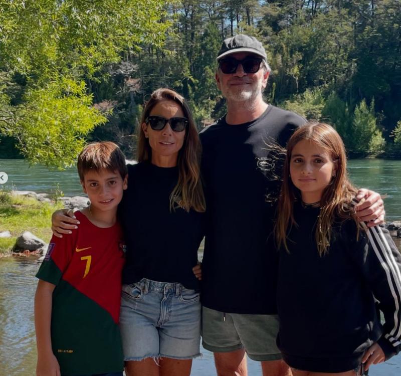 Álvaro Rudolphy y Catalina Comandari, junto a sus dos hijos | Instagram