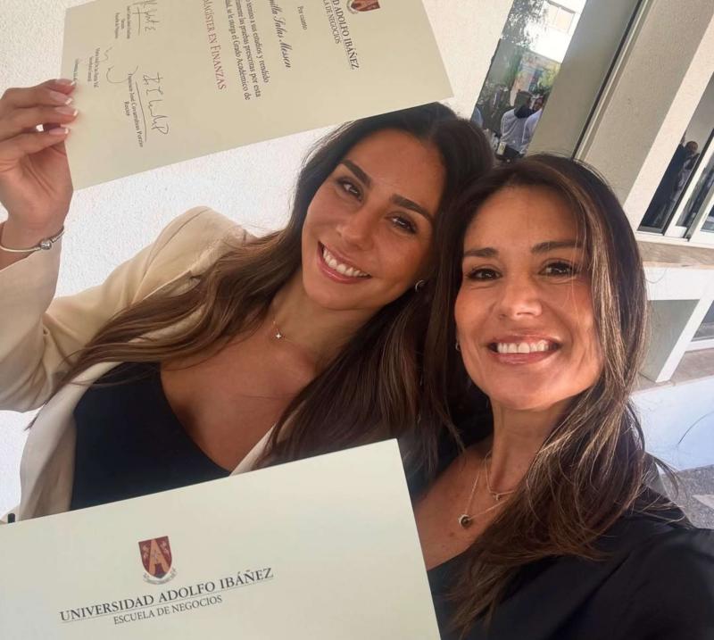 Carolina Messen y Camila Salas en su titulación | Instagram