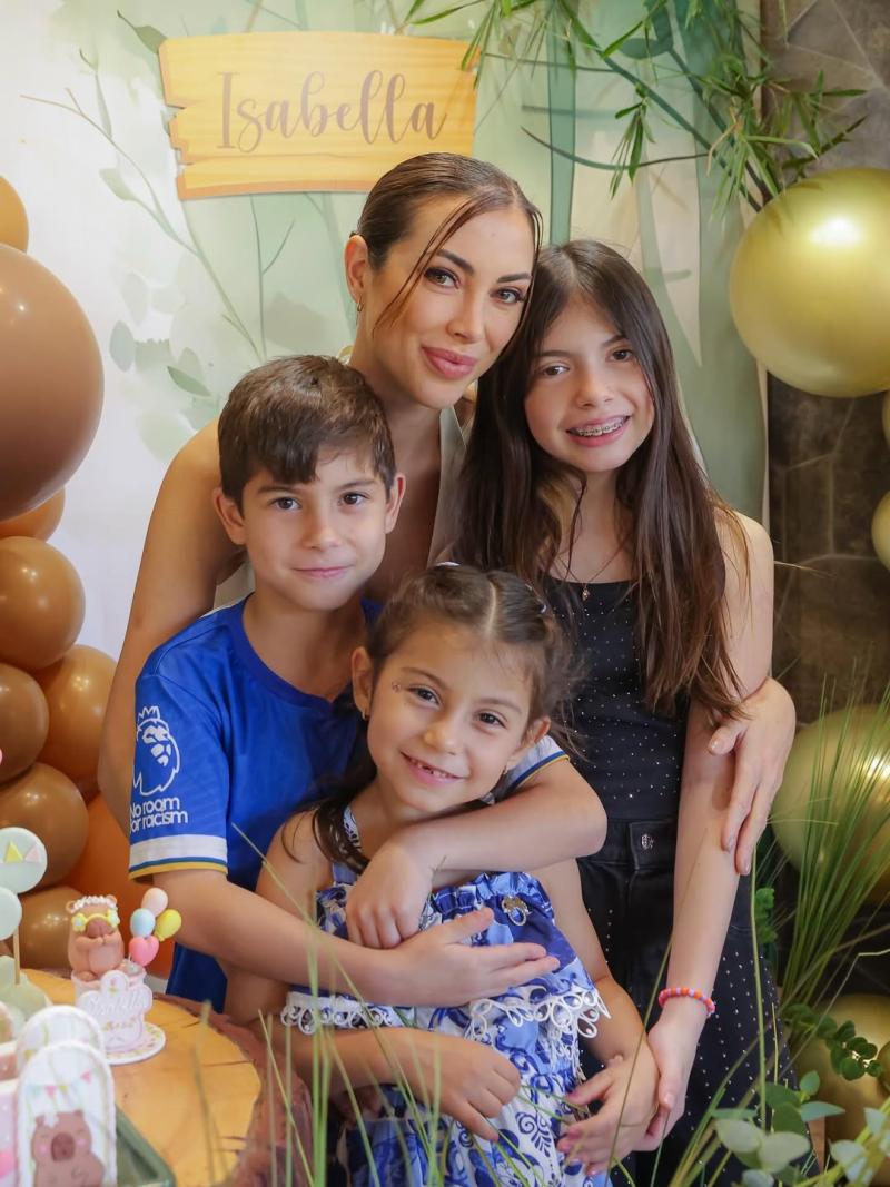 Daniela Colett junto a sus tres hijos - Instagram