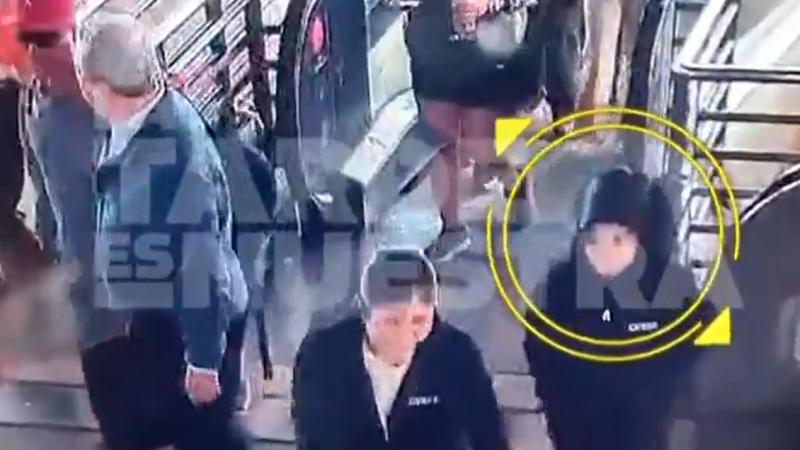 El niño de Estación Central junto a su tía en el terminal