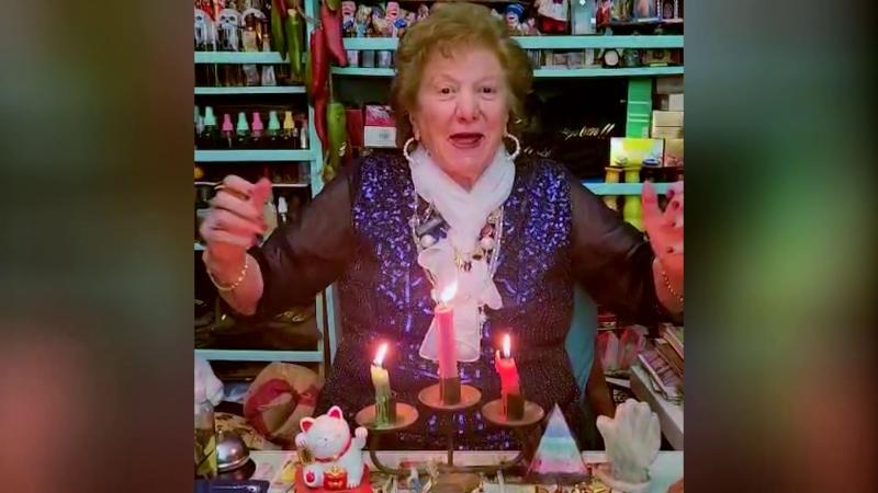 La "Tía Yoli" en Mundos Opuestos