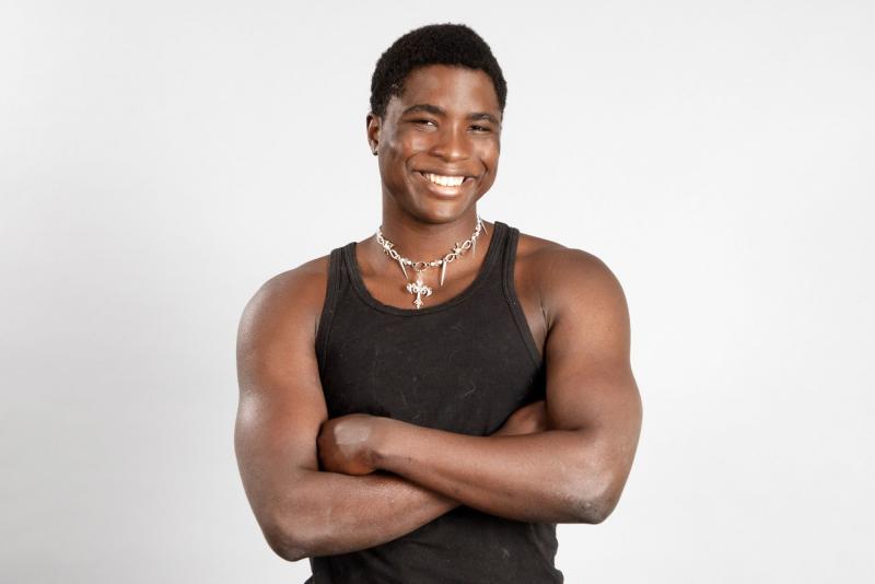 Mike Milfort en Mundos Opuestos