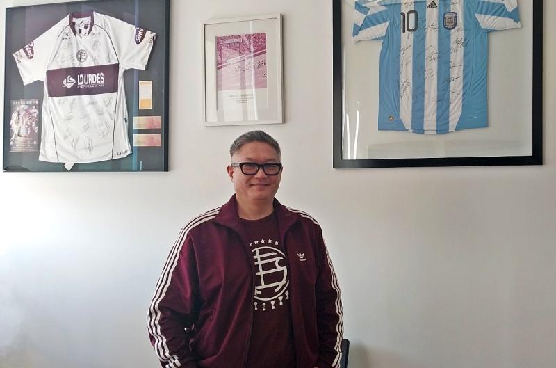 Sergio Nakasone en su oficina. Créditos: AR13.