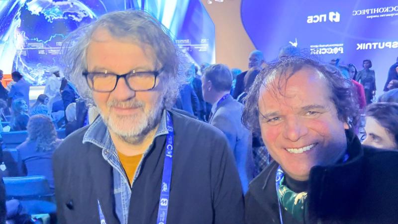 Jorge Said es distinguido en Rusia por su carrera y labor en el periodismo humanitario. En la fotografía junto a Emir Kusturica.