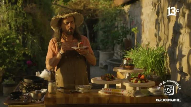 Bizcocho de chocolate con manzana y berries. Créditos: 13C