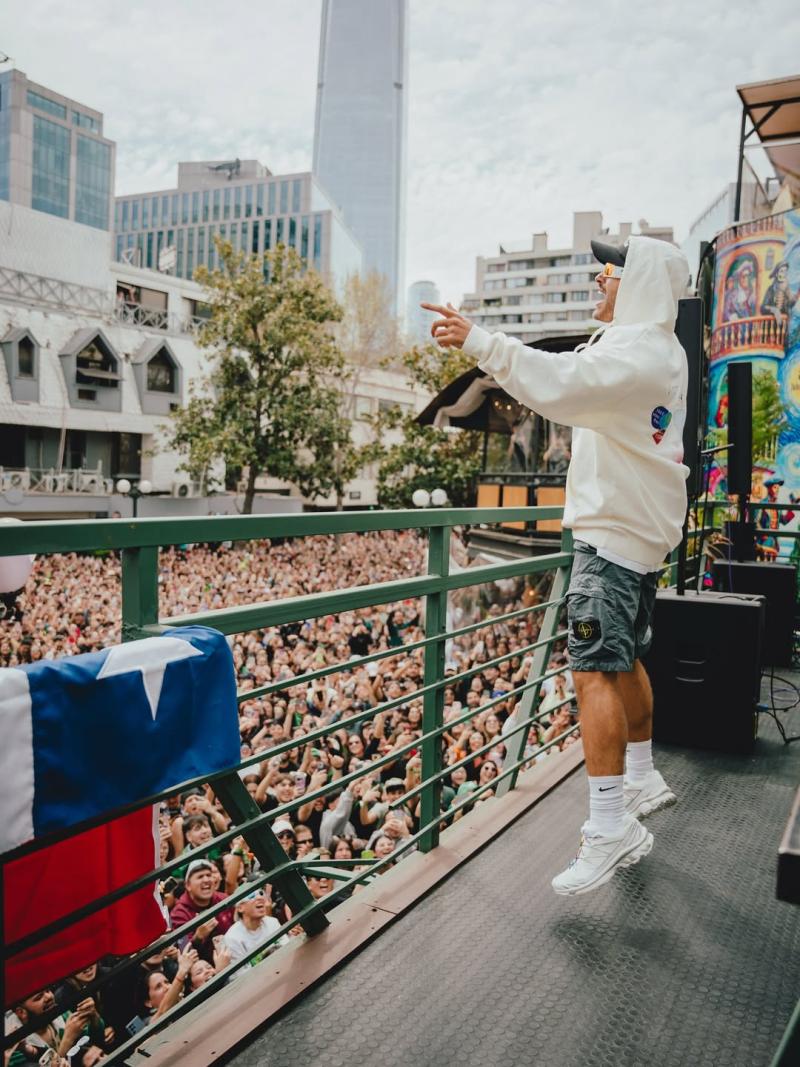 Feid durante su "Coffee Party" en Chile - Instagram