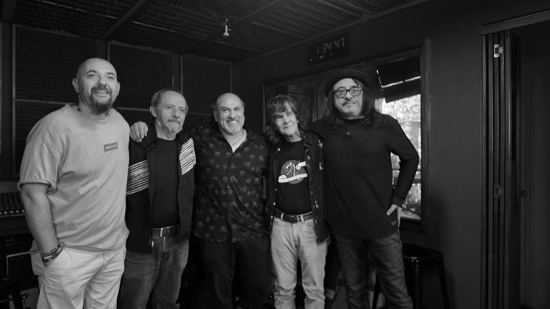 Iván Torres & Zapatillas Social Club: Depto 401