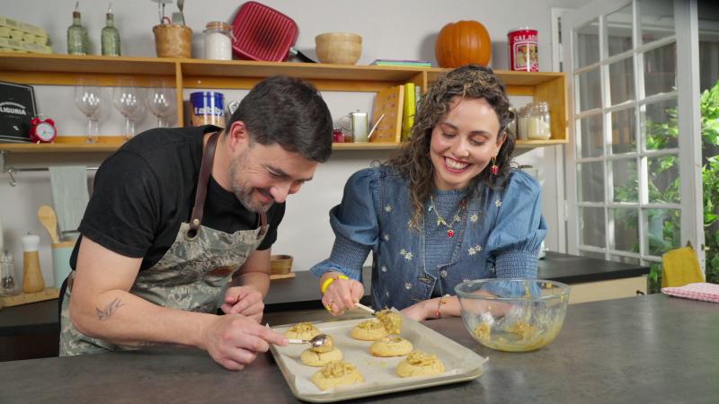 Cómo hacer galletas de kuchen de nuez con Nicolás Guzmán y Carolina Rocco. Créditos: 13C