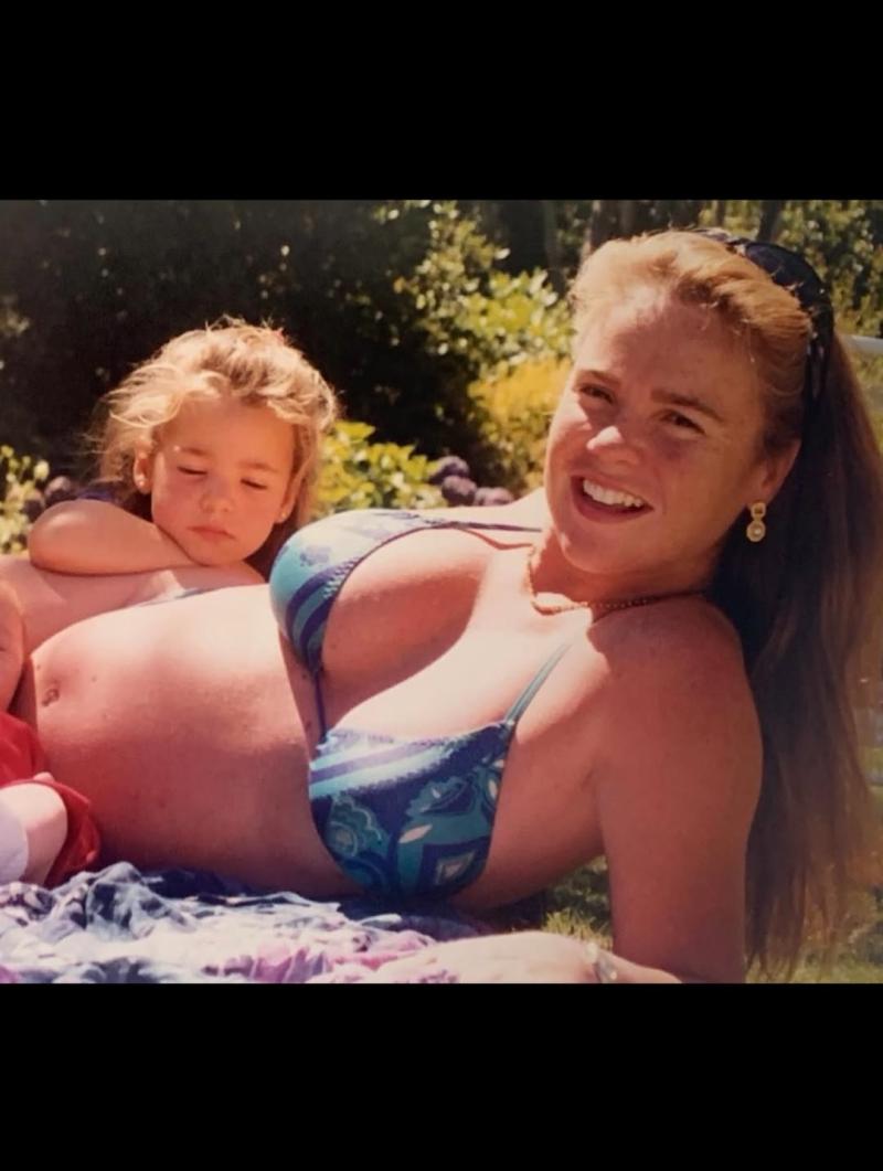 Connie Moll junto a su madre, embarazada de Inna Moll | Instagram