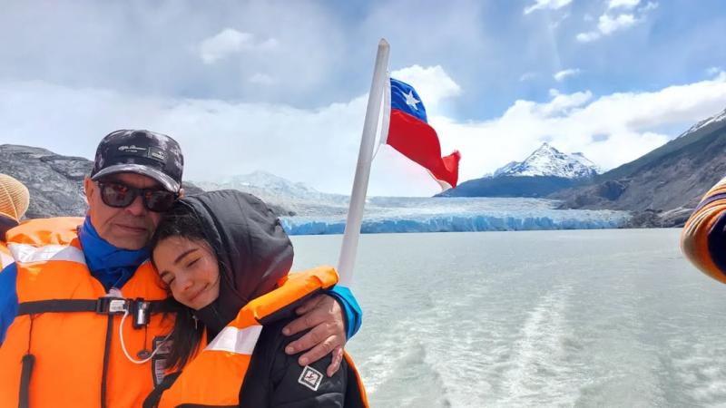 Milagros junto a su abuelo, el padre de Nathalia Aragonese - Instagram