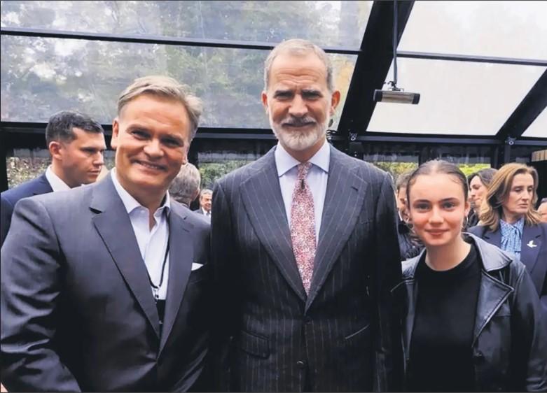 La hija de Amaro Gómez-Pablos y Amaya Forch junto al Rey de España - LUN