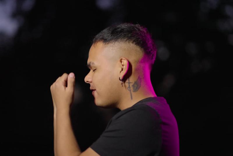 Hijo cantante de conocido influencer permanece grave en la UTI.