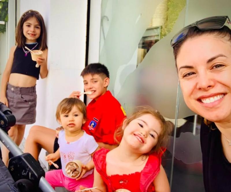 María Paz Wagner junto a sus cuatro hijos