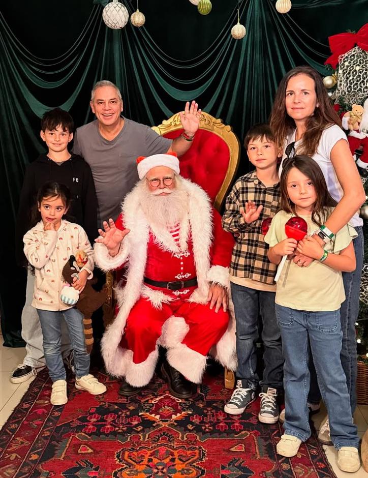 José Miguel Viñuela junto a su esposa e hijos | Instagram