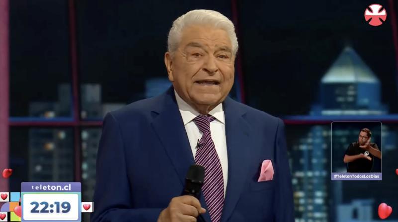 Don Francisco entrega discurso y se emociona.