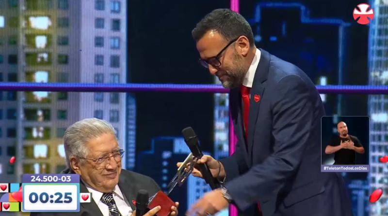 Reconocimiento a Valentín Trujillo durante la Teletón - Captura
