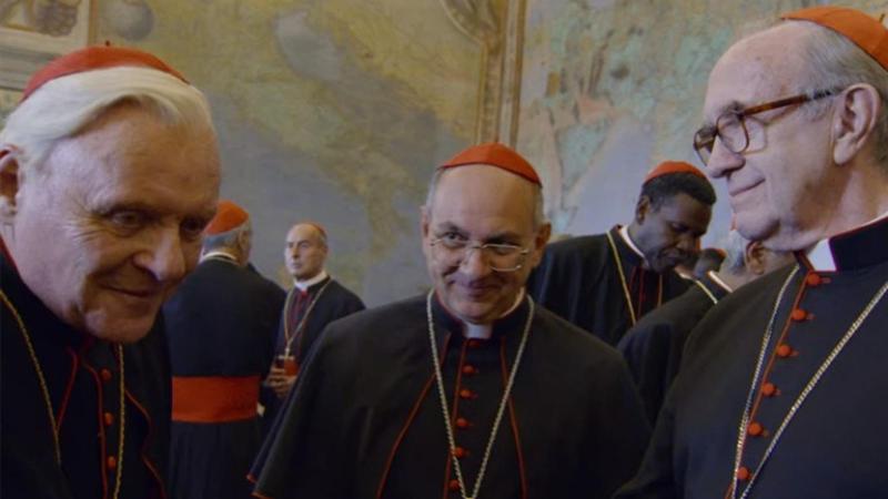 Anthony Hopkins, Luis Gnecco y Jonathan Pryce en Los Dos Papas (2019).