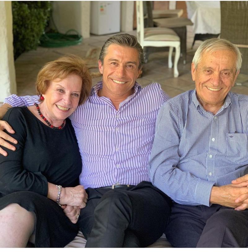 Fernando Solabarrieta y sus padres - Instagram